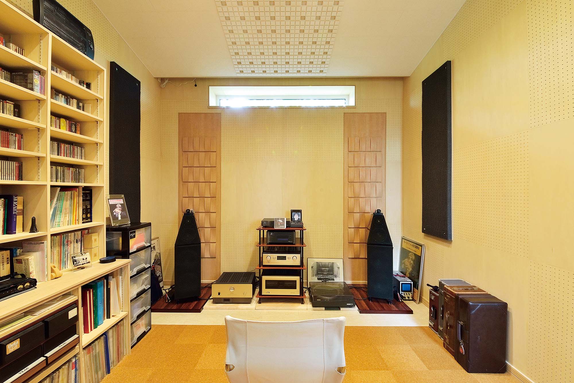 Kさんのこだわりが詰まった音楽室。好みの音の響きを忠実に再現するため、既製のユニットではなくあえて造作にこだわった