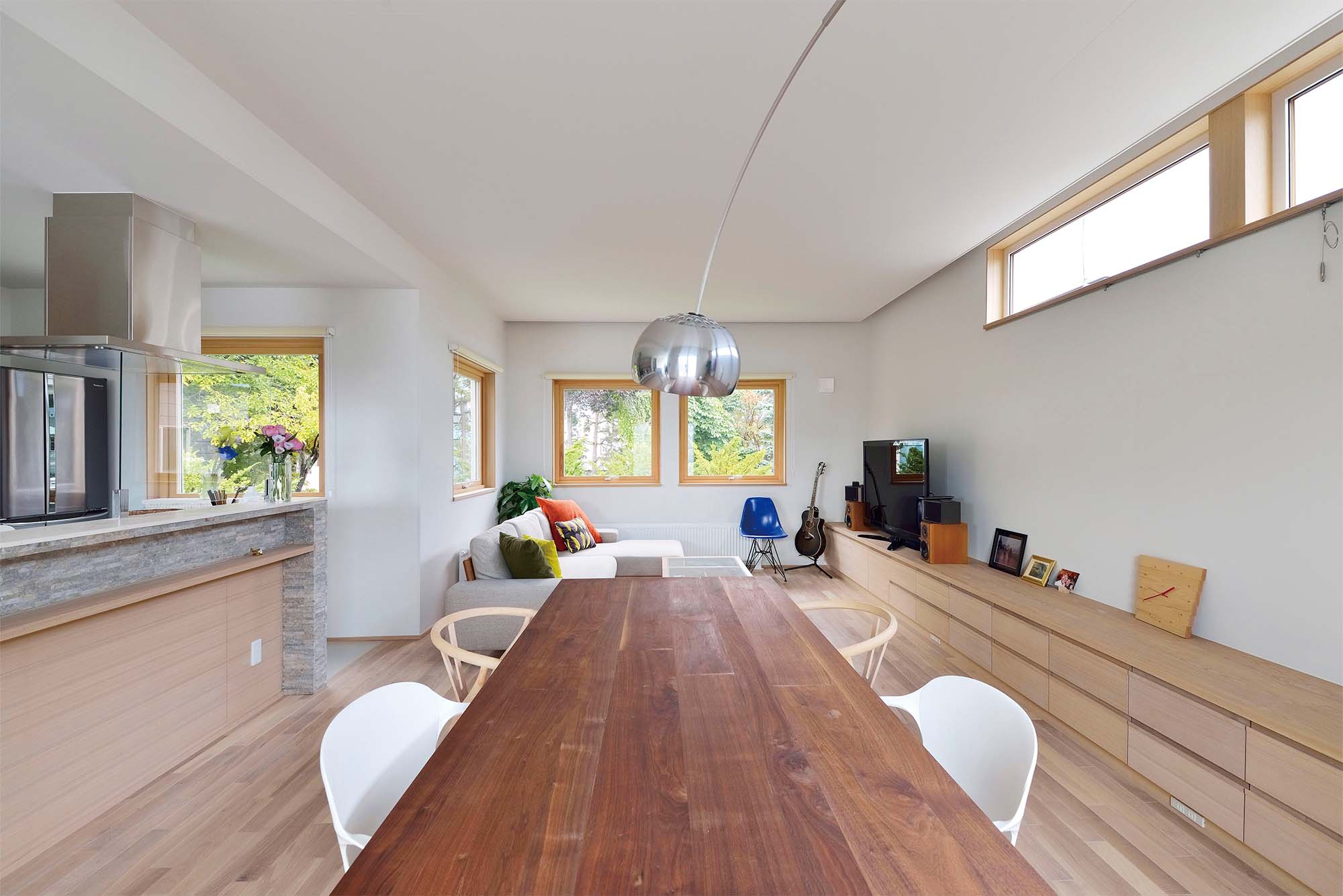 リビング・ダイニングからは遊歩道の木々を間近に眺められる。緑に囲まれているような空間