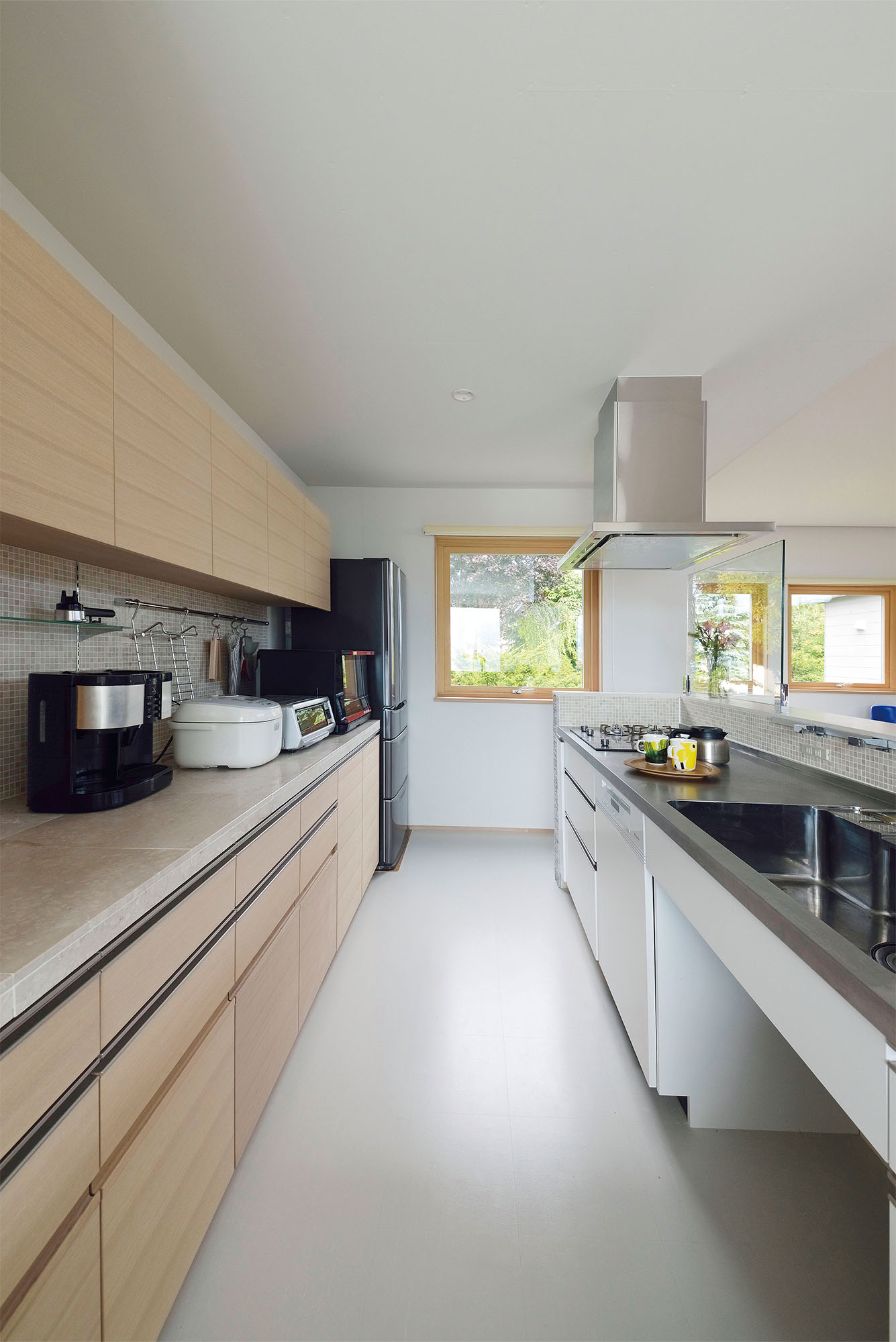 キッチンは夫婦そろって食事の準備をしてもスムーズに動ける広さ