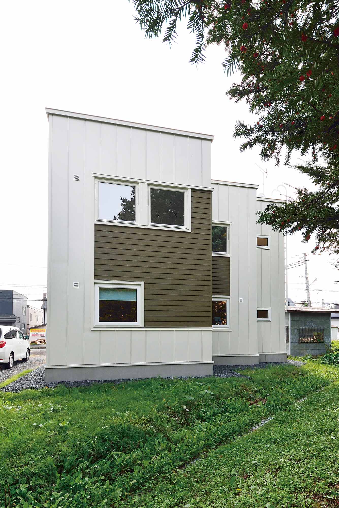 遊歩道側からの外観。景色に溶け込むナチュラルな佇まい