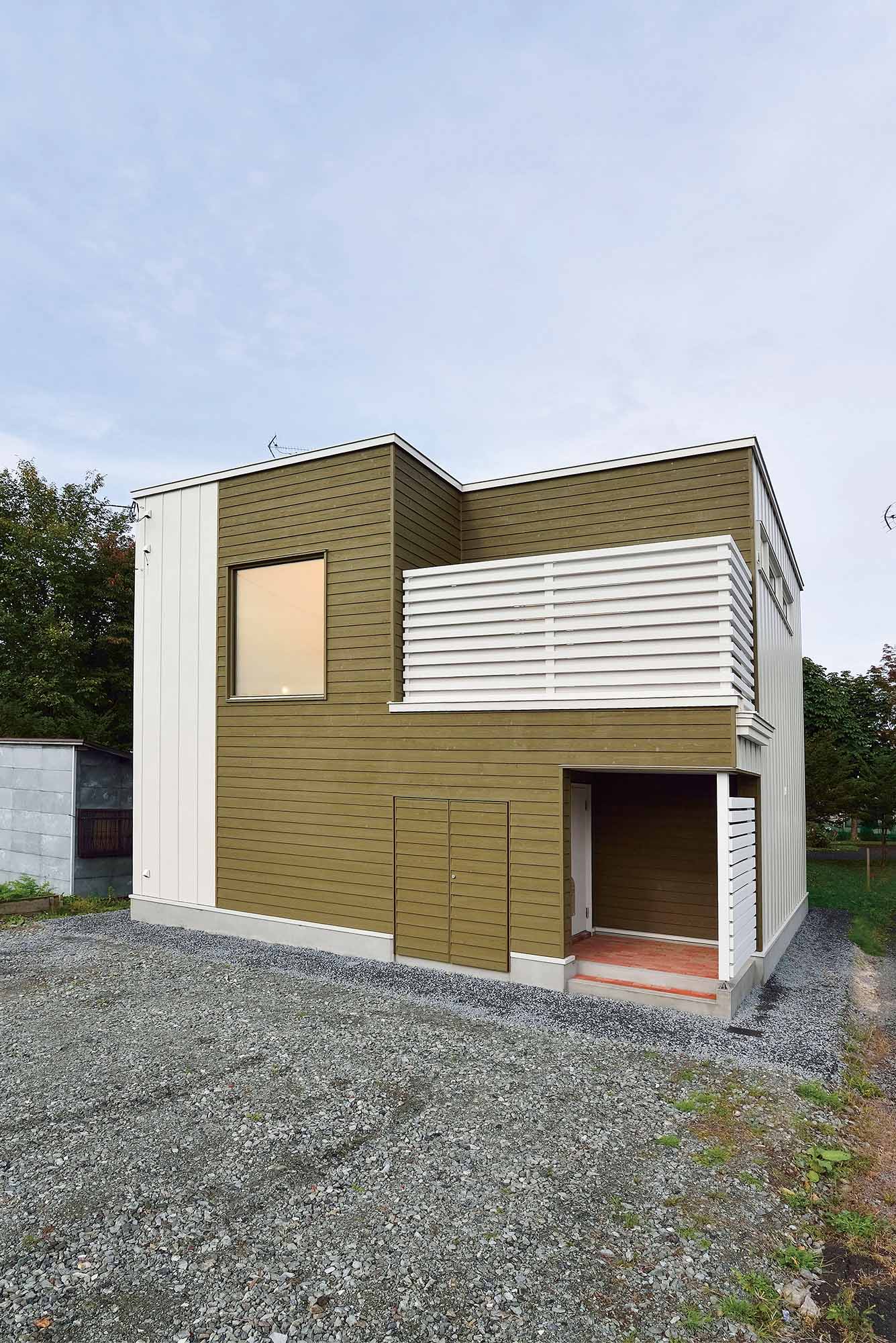 木の温もりを感じる明るい印象の玄関ポーチ