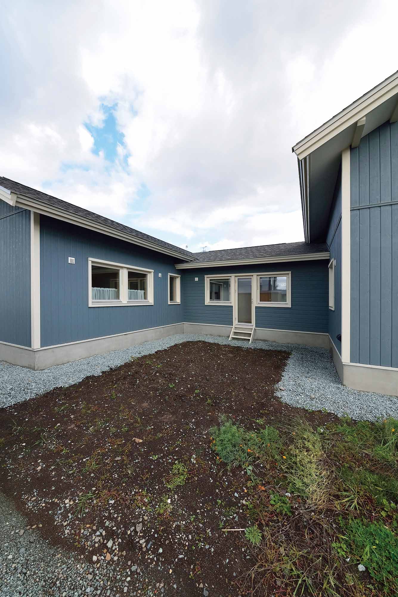 玄関側の寝室ゾーンと庭側のLDKが廊下で結ばれたことで、子どもの遊び場にぴったりの中庭もできた