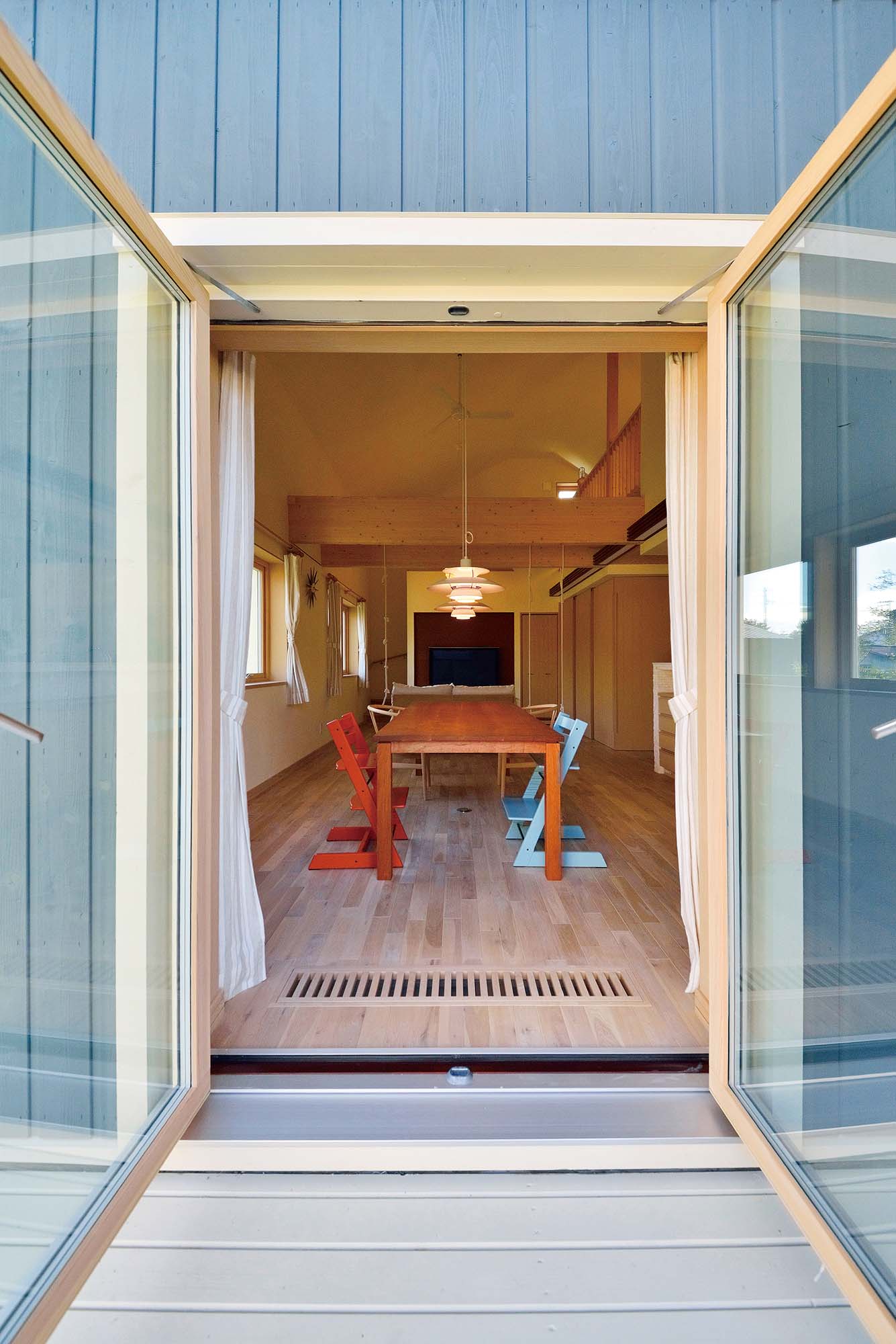 ダイニングは庭に設けられたウッドデッキと直結している