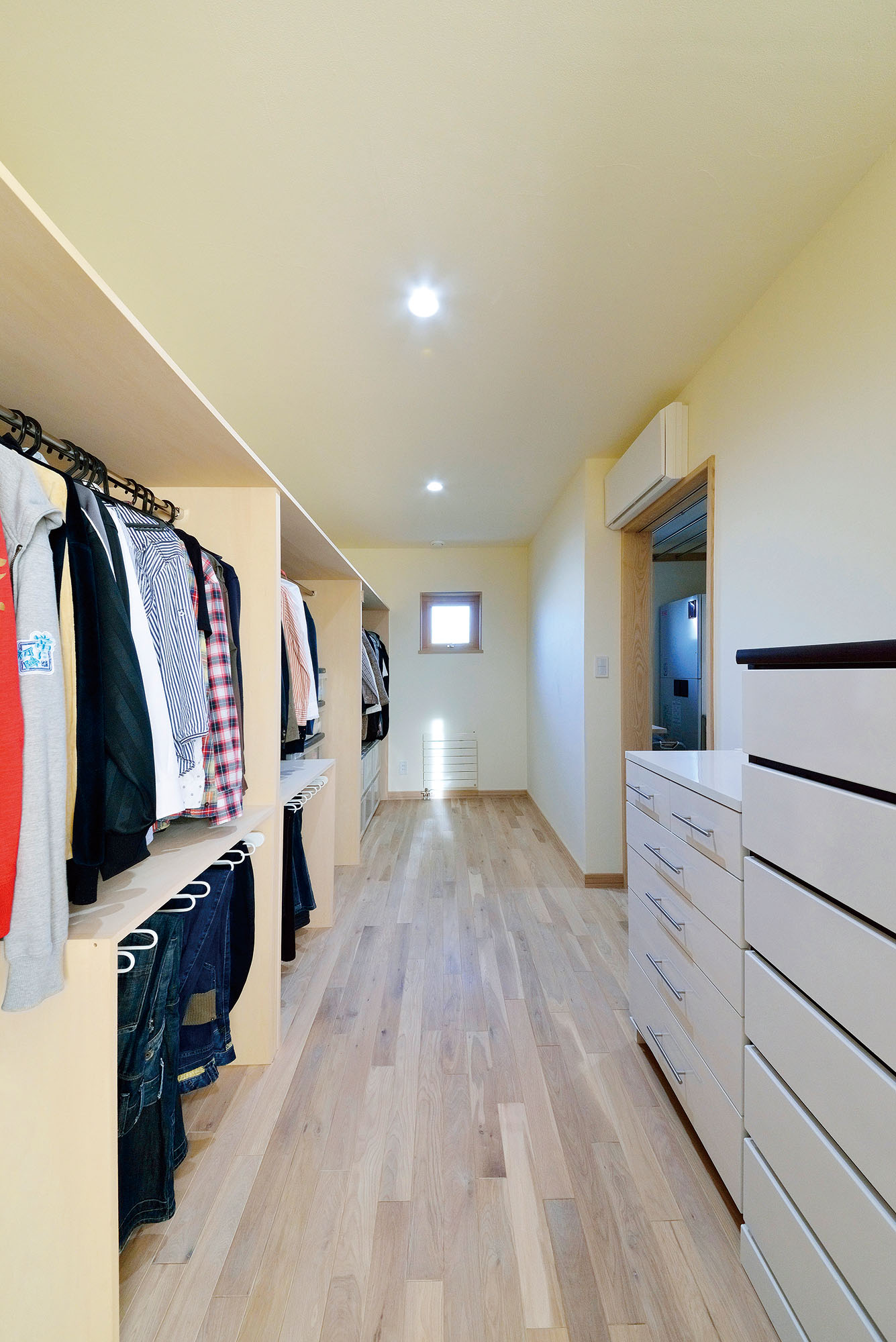 洗濯室で乾いた衣類は、引き戸で間仕切りされたウォークインクローゼットにすぐ片付けられる。たっぷり収納スペースを取っているので、衣替えの必要もない