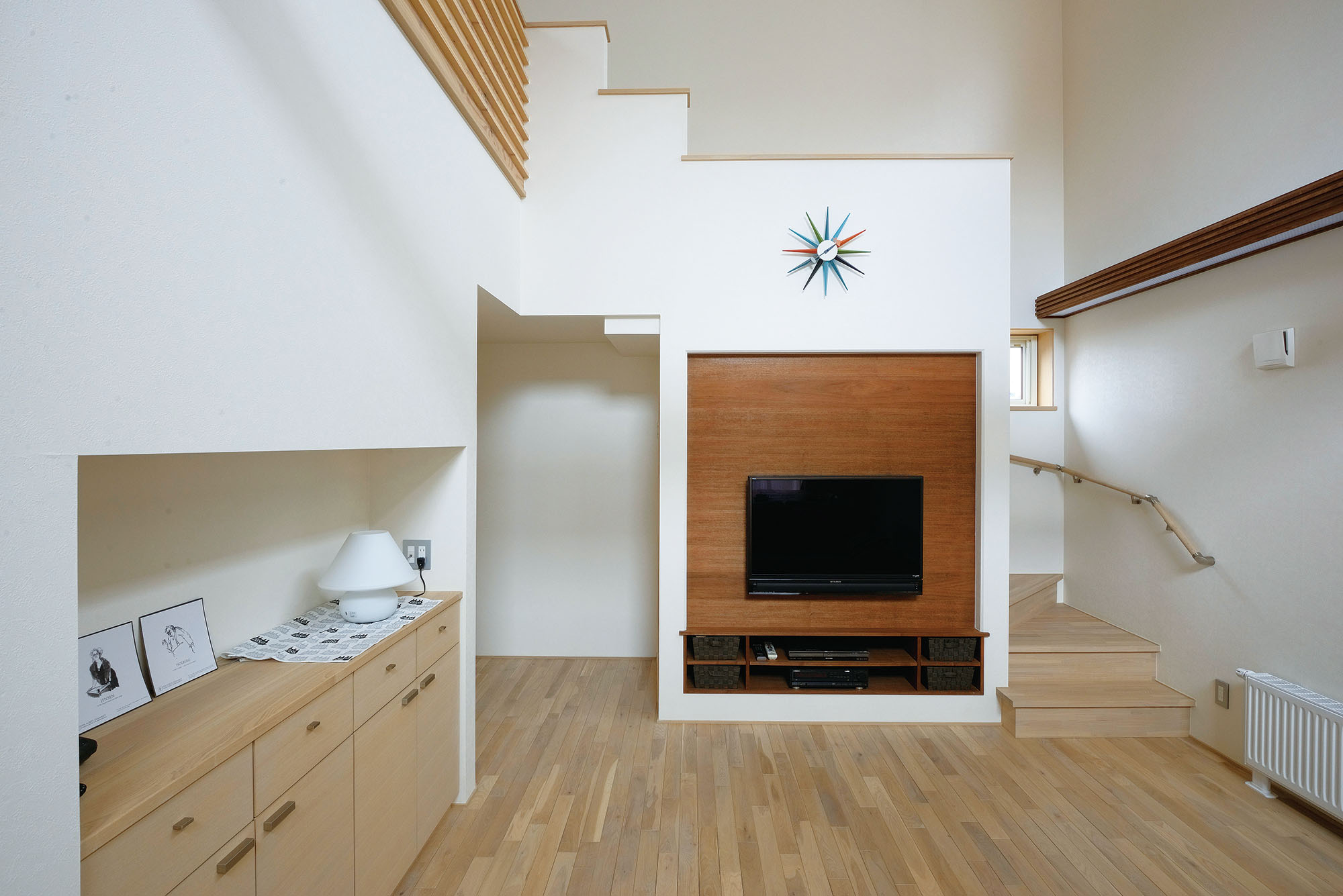 階段下は廊下側に収納スペースを、リビング側にはテレビ用のスペースを確保して有効活用