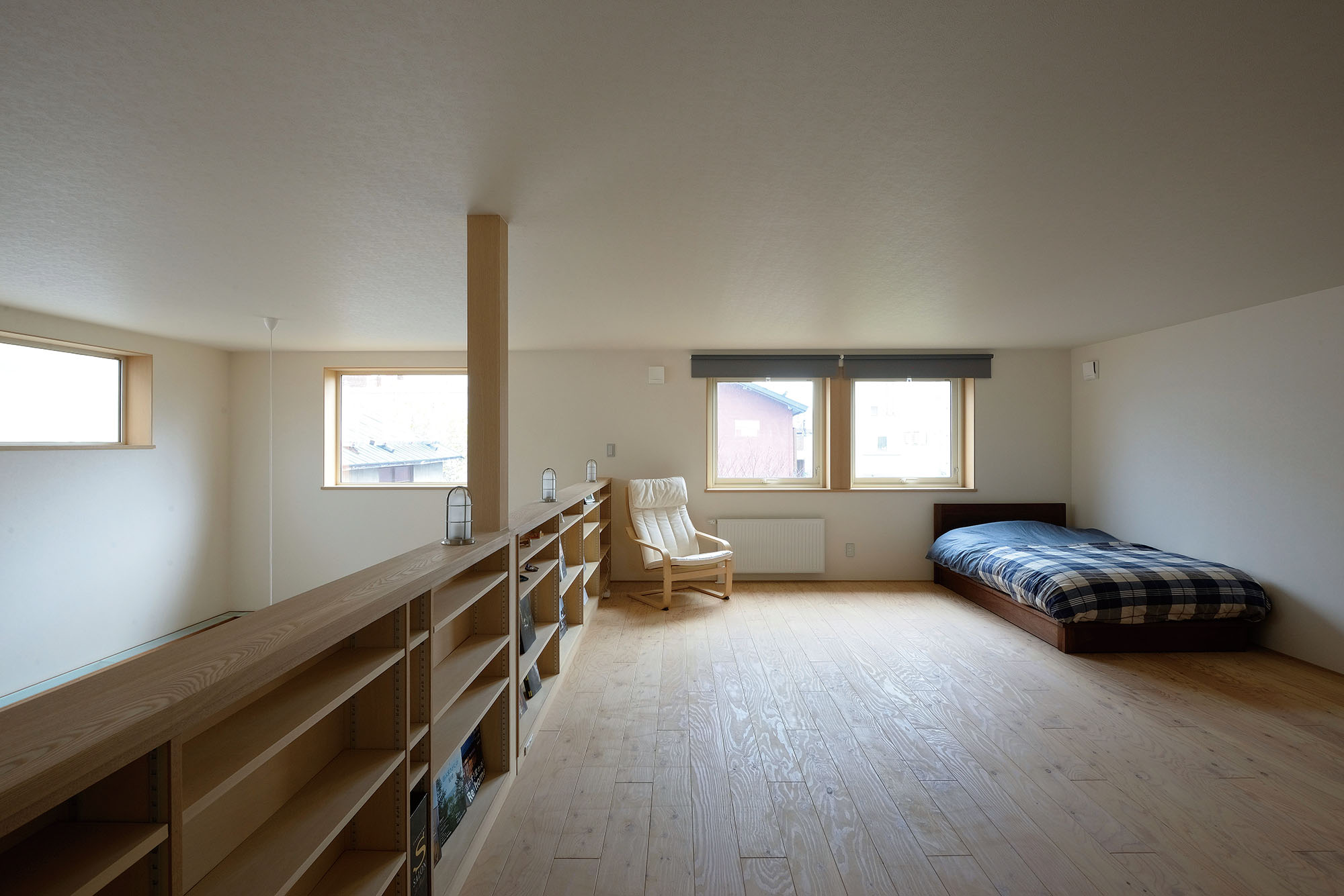 2階は寝室と趣味の部屋を兼ねた広々としたワンルーム。間仕切ることも考慮しての広さ