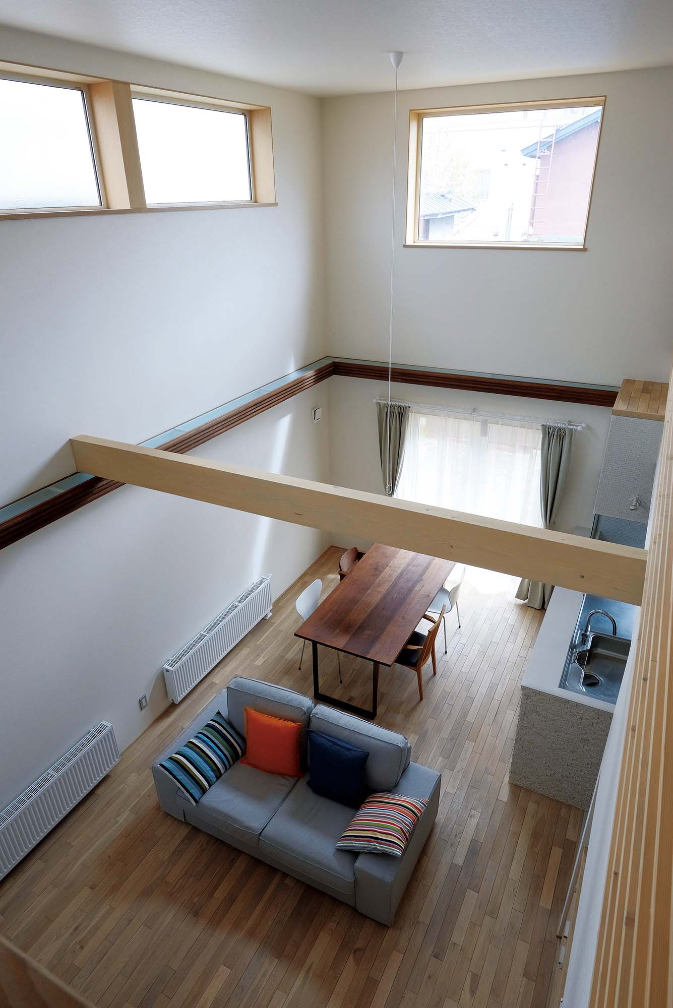 隣家に面した1階部分には窓を設けず、裏庭に面した南側と吹き抜けに大きな窓を設けて陽射しを取り込む工夫がされている