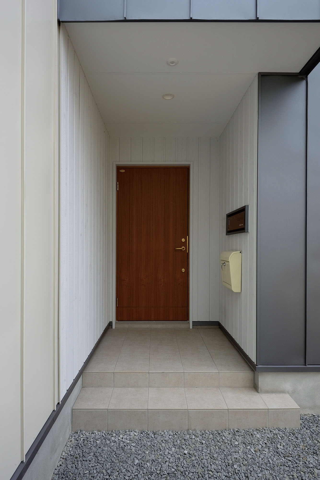 冬の除雪の手間を軽減したアプローチの長い玄関ポーチ