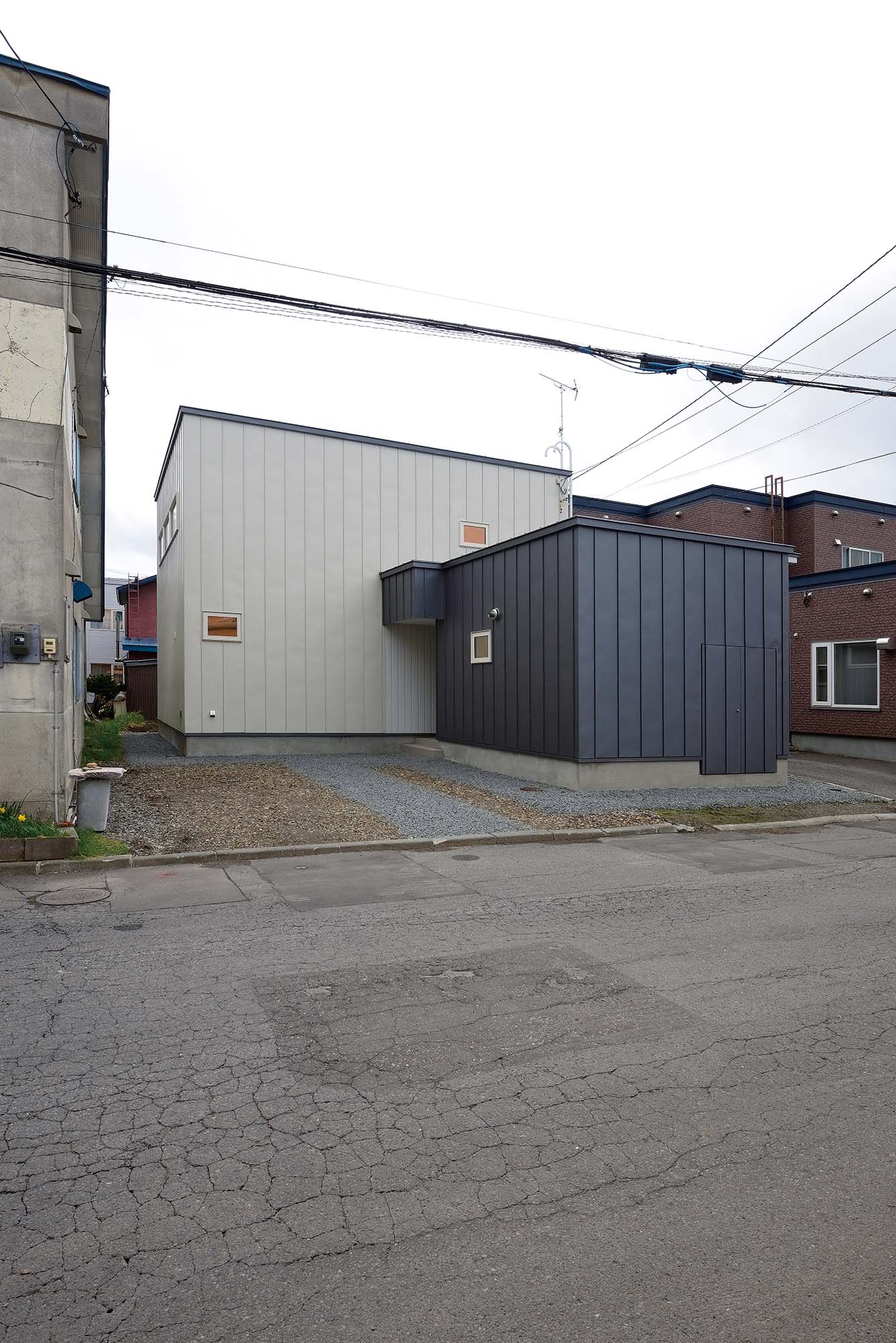 色違いの箱を組み合わせたようなシンプルな外観。玄関の上への増築もできる