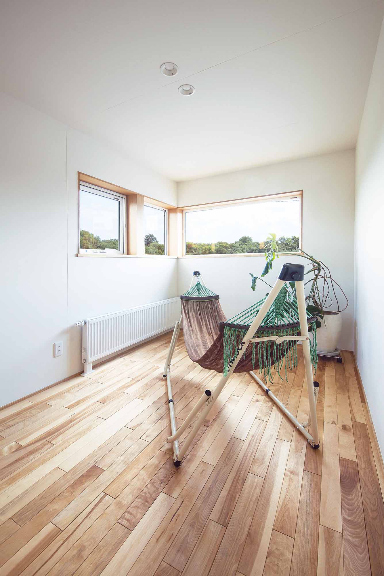 吹き抜けに面した2階のホールは多目的スペース。今はハンモックがある癒やしの空間に