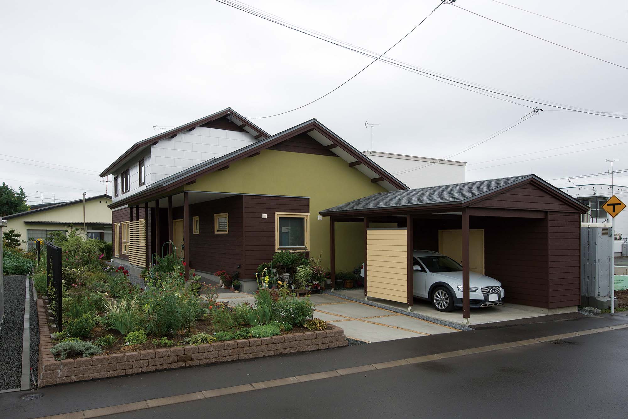 和の趣も漂う落ち着いた佇まいの外観