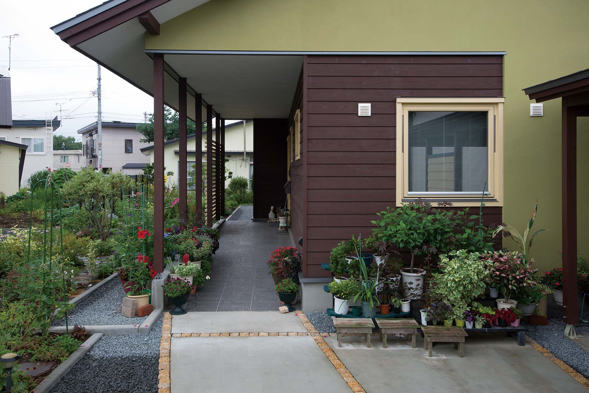 アプローチからエントランスを通って玄関まで季節の花々が迎えてくれる