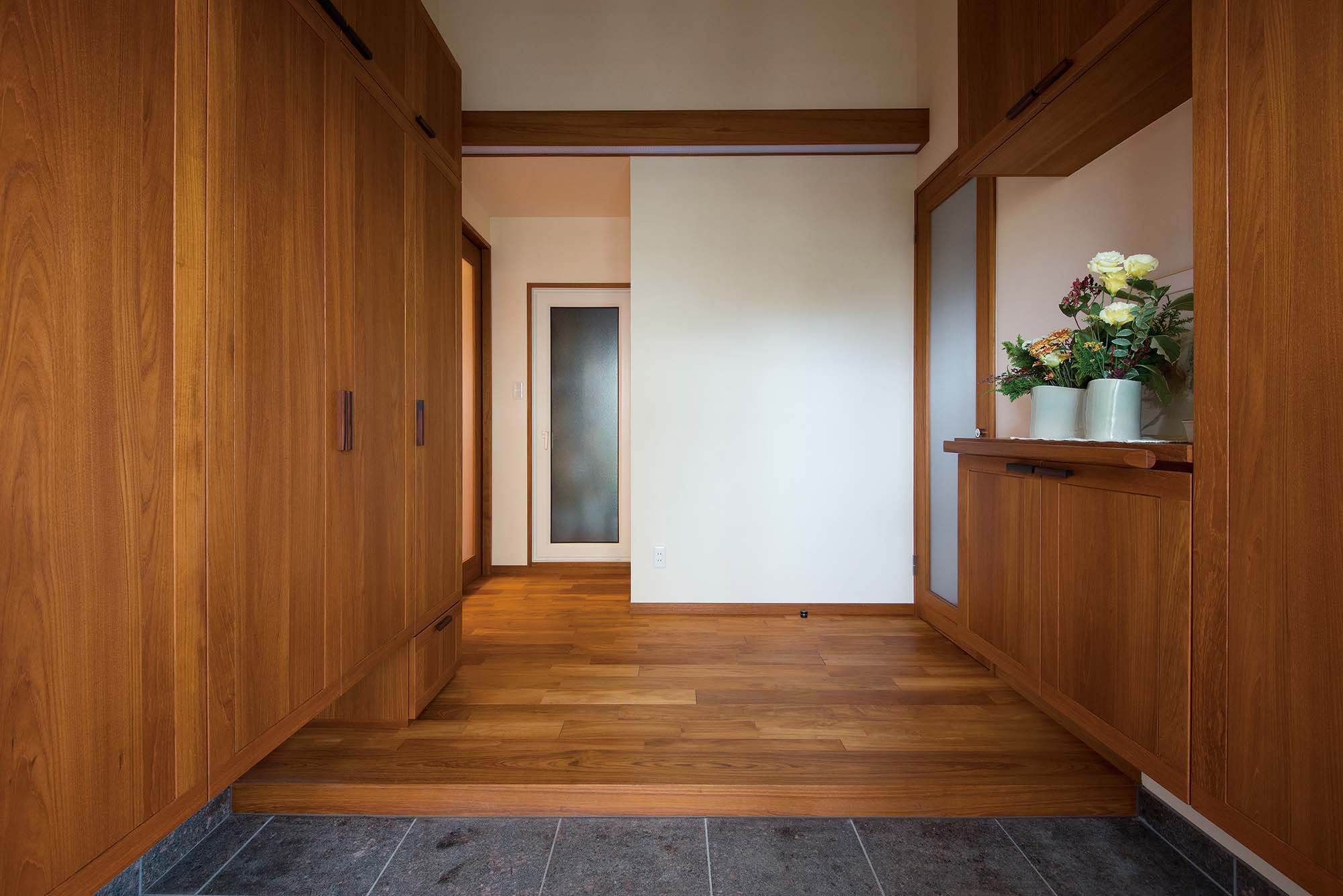 たっぷりの収納を確保した広い玄関ホール。右側がお母さんの居住空間