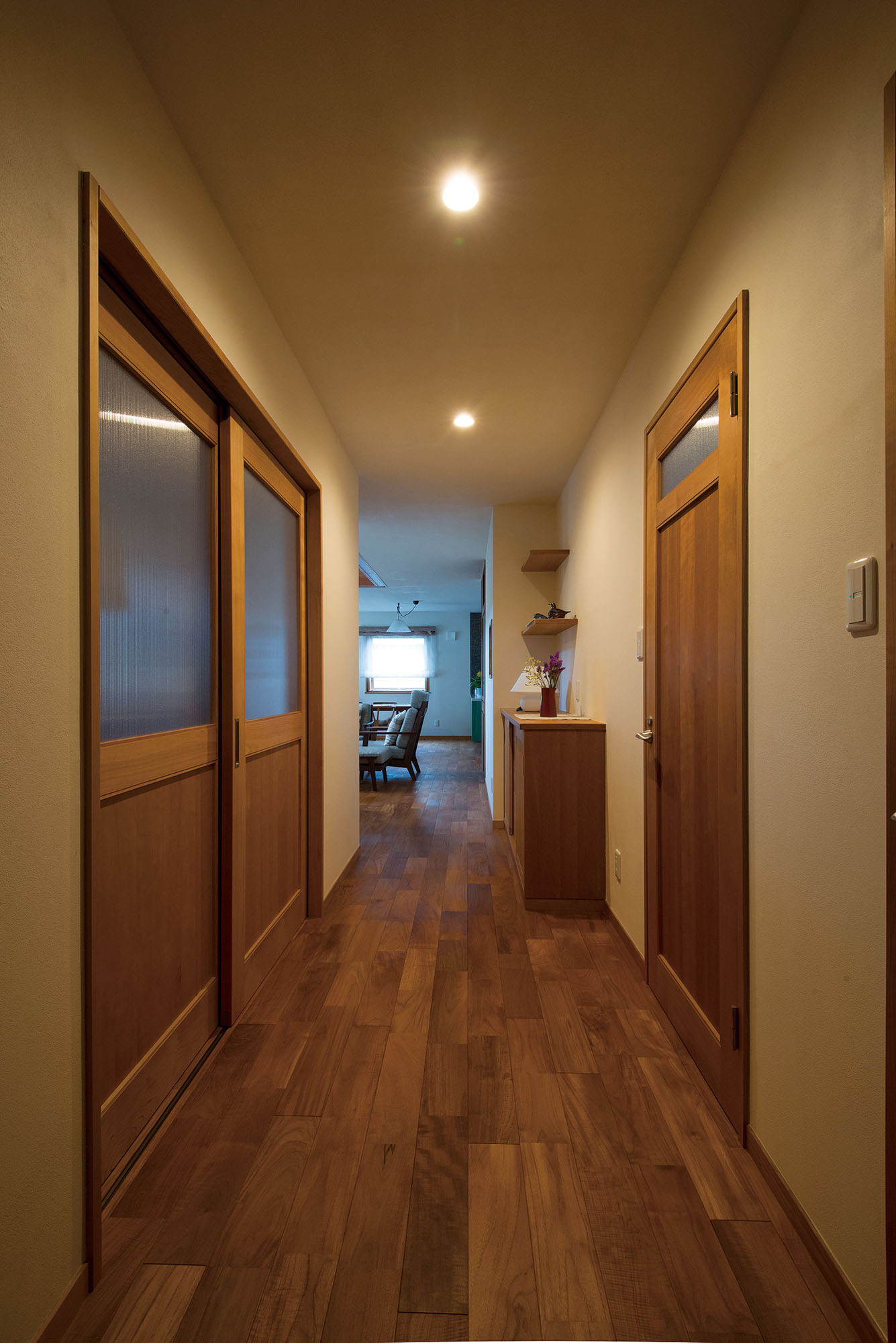 玄関ホールからご夫妻の空間へとつながる廊下