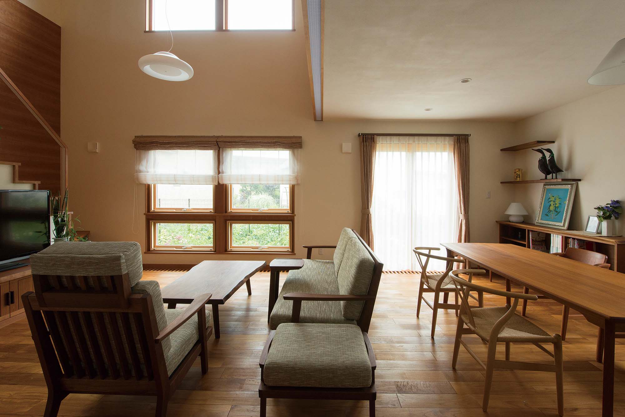 リビング・ダイニングには吹き抜けの窓から陽射しがたっぷり入り、明るくて暖かい