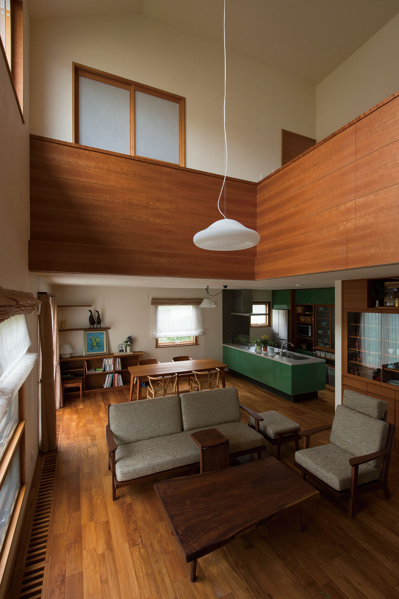 ウォールナットの家具で統一された落ち着いた雰囲気のリビング