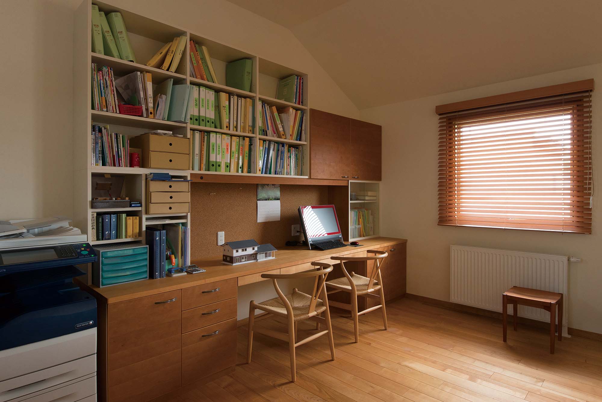 2階の広いホールをご主人の仕事スペースとして活用している