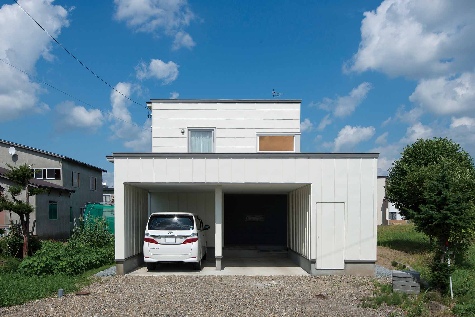 Aさんの希望が叶い、除雪の手間を省ける物置も備えたカーポートを設置