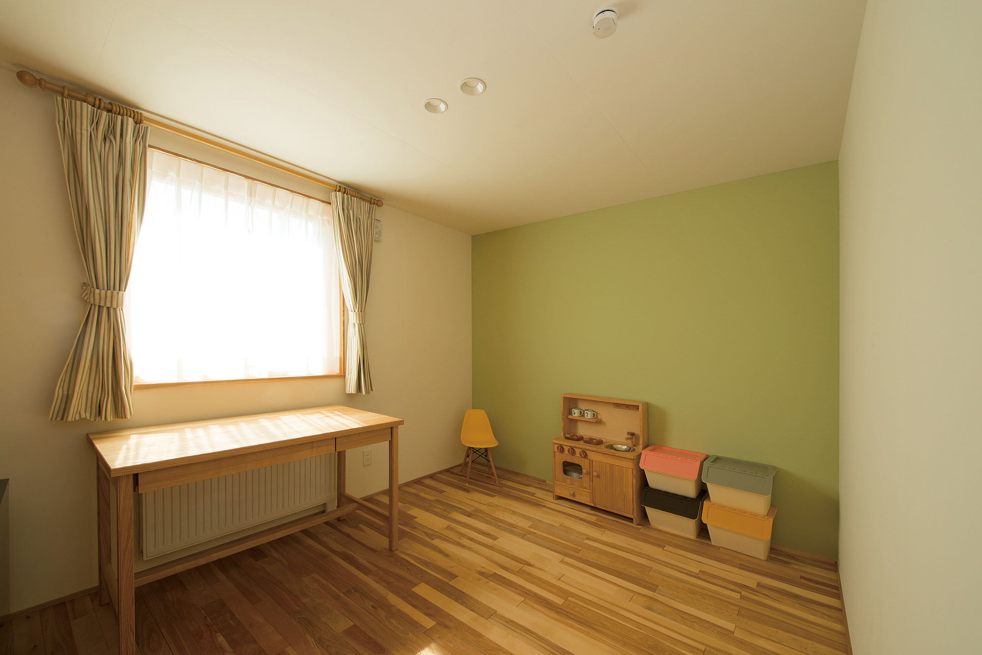 窓からの景色を楽しめる明るい2階の子ども部屋。机はアクト建築工房のオリジナル家具