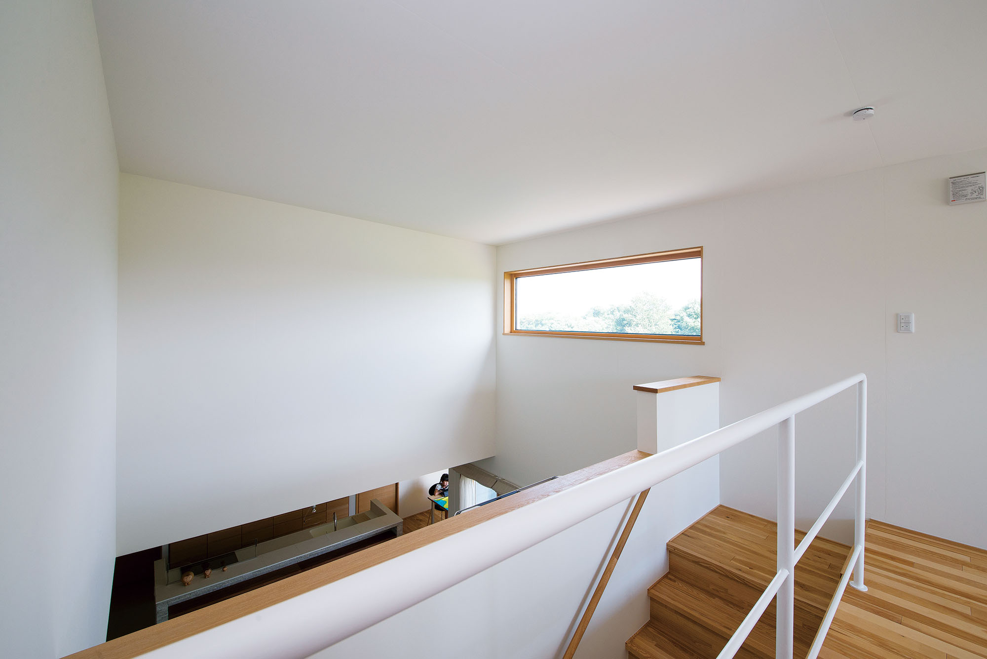 大きな吹き抜けが住まい全体をひとつの空間としてつなぎ、一体感がある