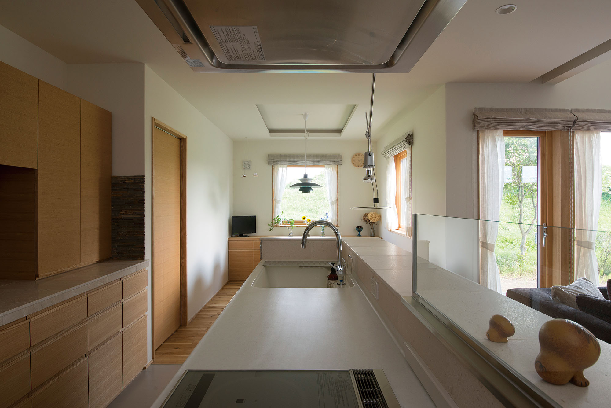 さりげなくゾーニングされたダイニングは、景色を楽しみながら食事ができる明るく静かな空間