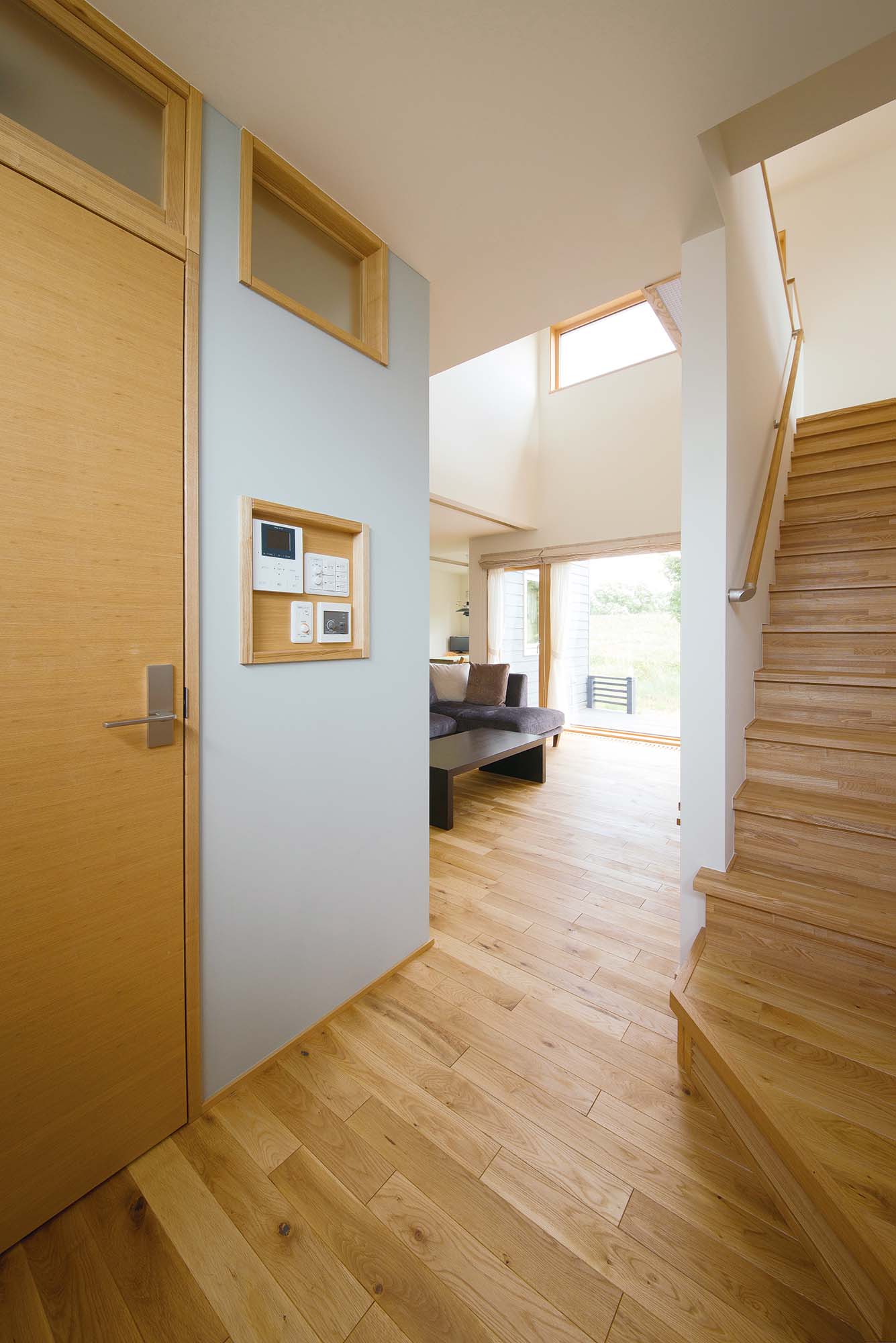 玄関ホールからLDKへと入る手前に、階段とウォークインクローゼットへのドアを配置した回遊動線