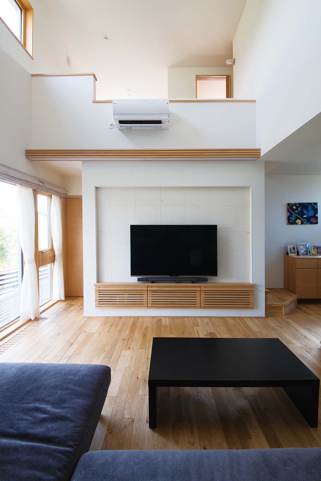 できるだけ家具を置かずにすっきりと暮らしたいご夫妻の希望を叶え、造作の家具と大容量の収納を配してシンプルな住まいを実現した