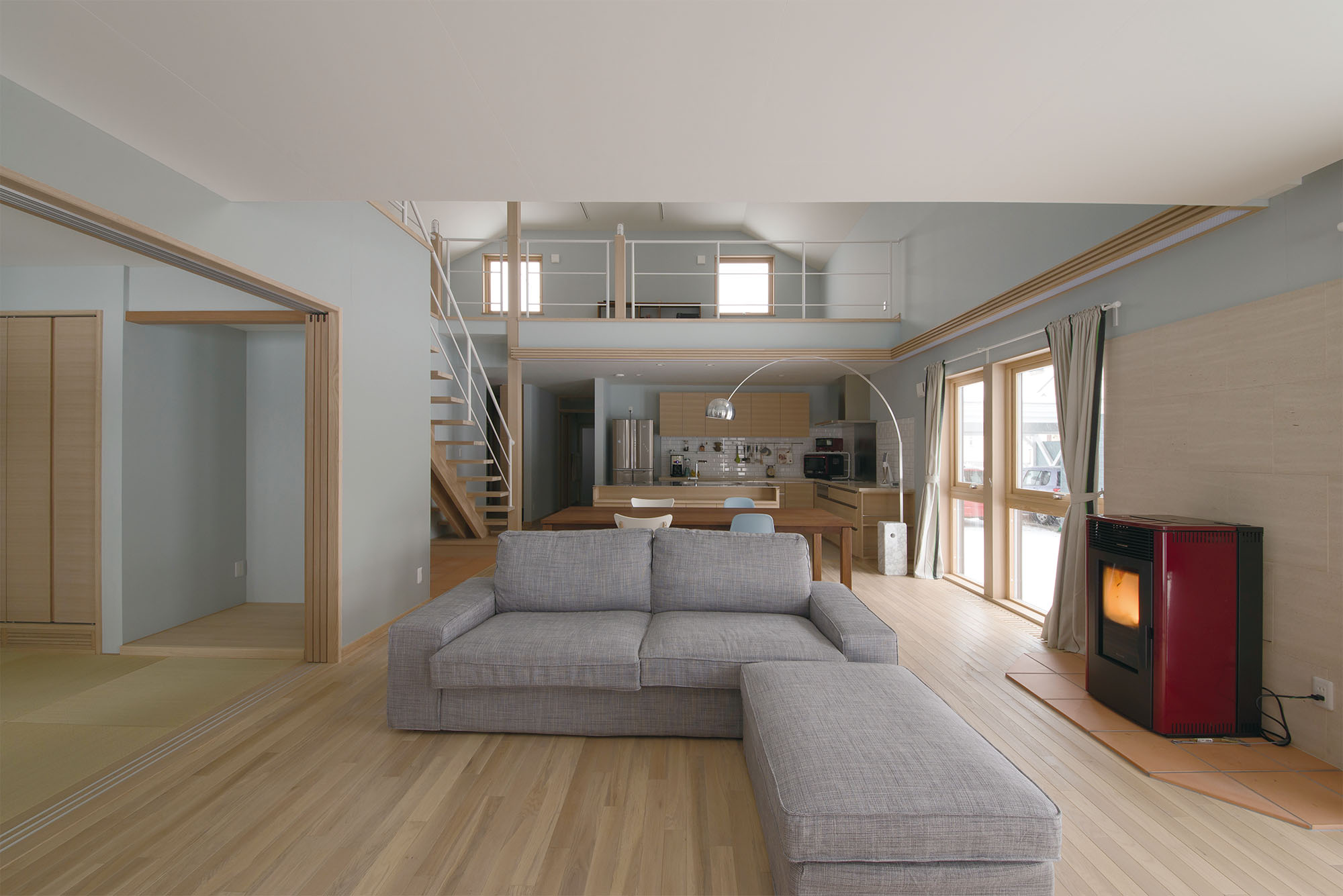 共働きの多忙な日々を潤す開放感満点の田園住宅