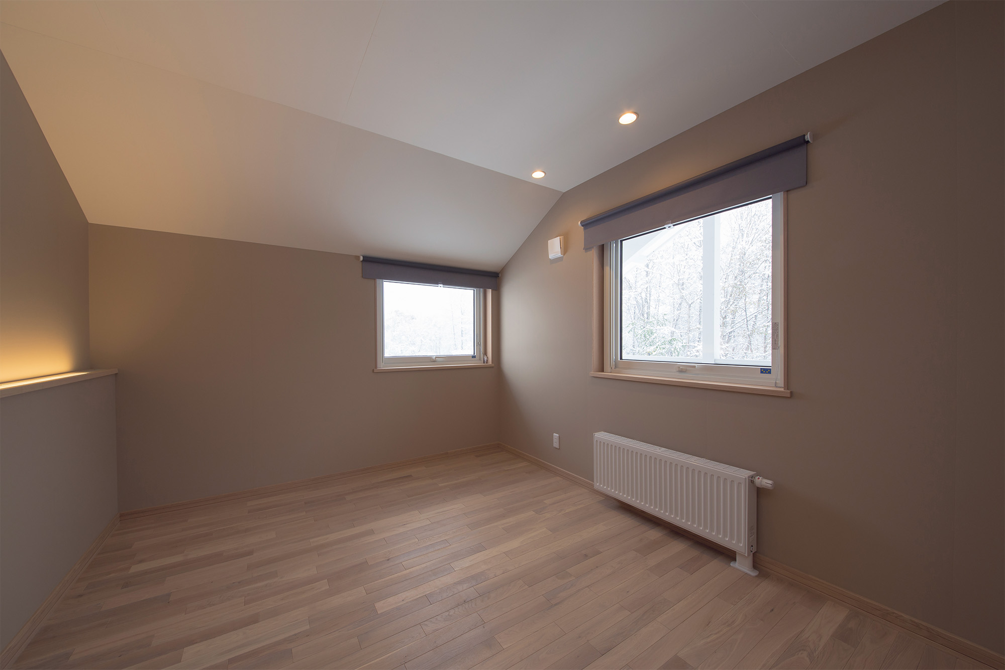 クローゼットや間接照明を備えた寝室。「生活動線と離れているので、落ち着いて休めます」と奥さん