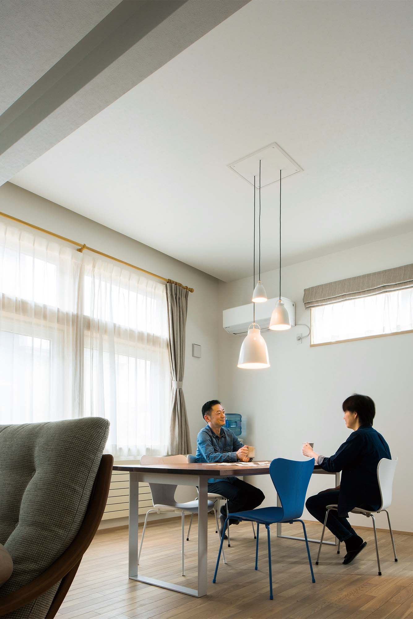 ダイニングの照明と家具は、アクト建築工房がコーディネート。素材感あふれる空間に北欧デザインが映える