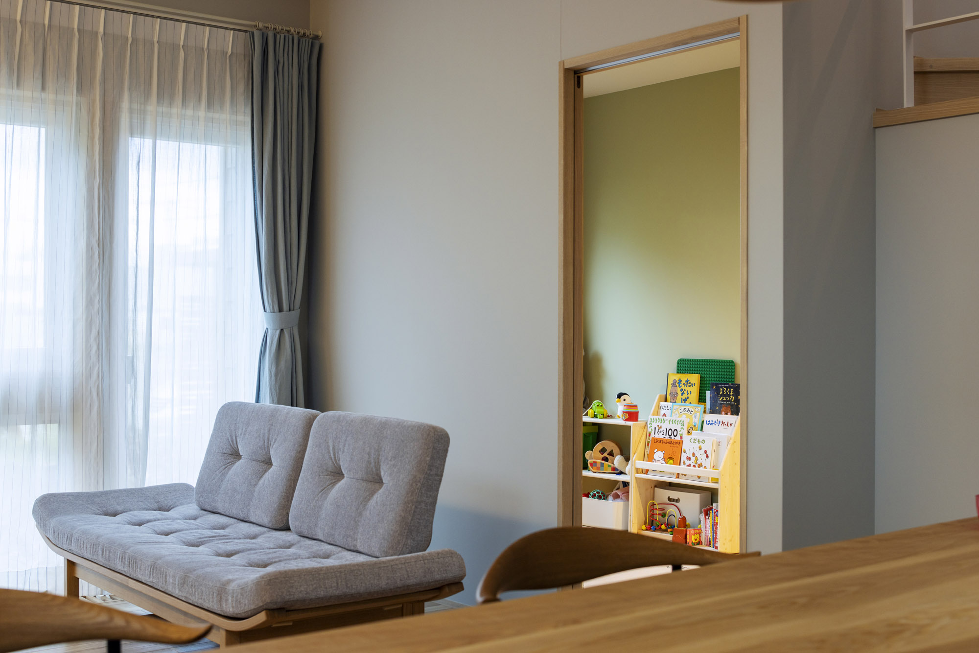 LDKから見える小部屋は寝室の一部。今はキッズスペースにしているが多目的に使える