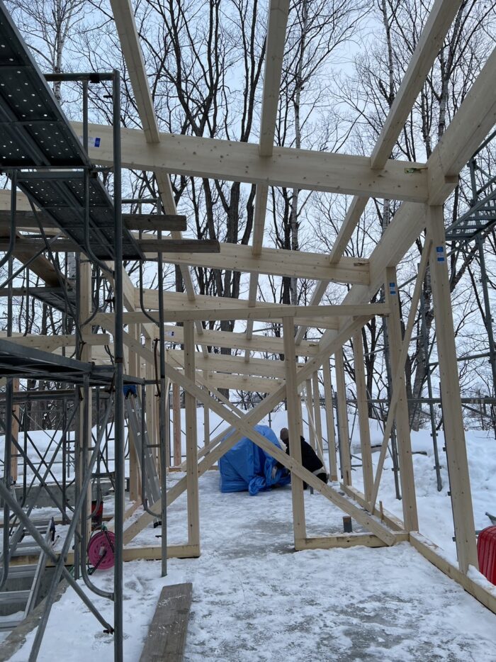 建て込み中