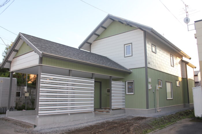三角屋根の外観