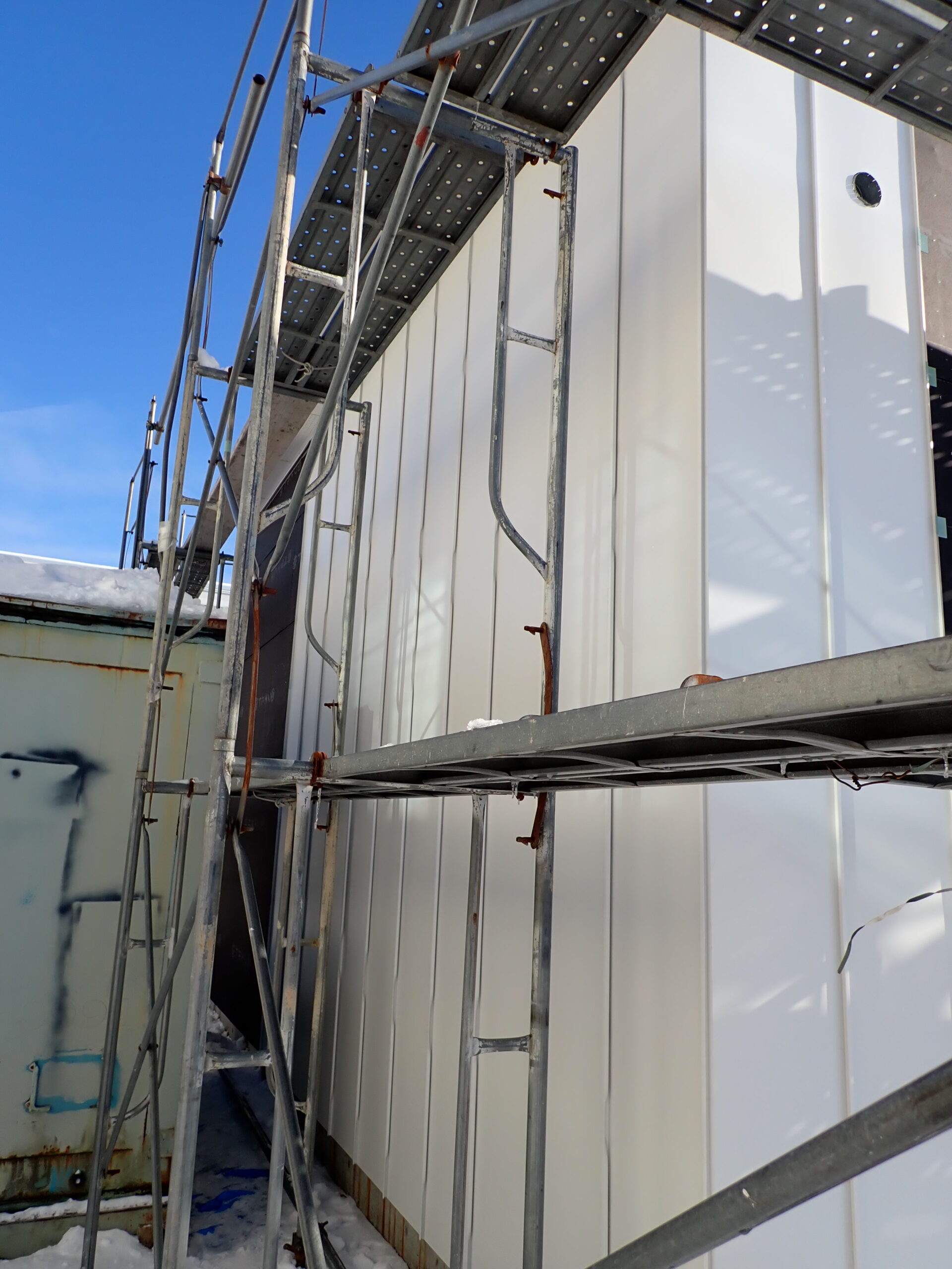 外壁鋼板施工中