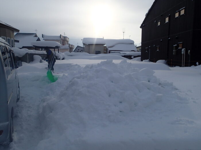 まずは除雪から。。。