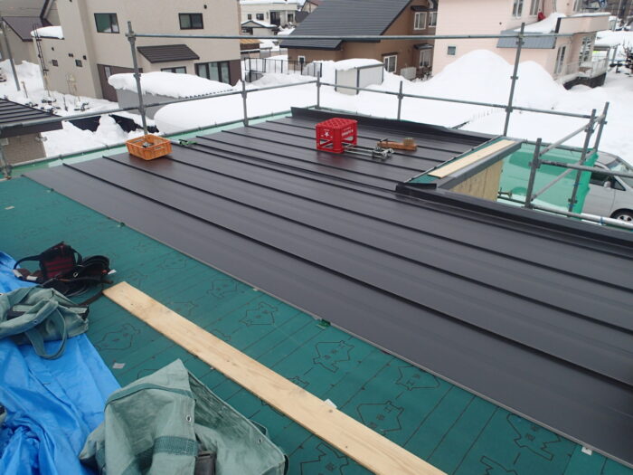 屋根板金施工中