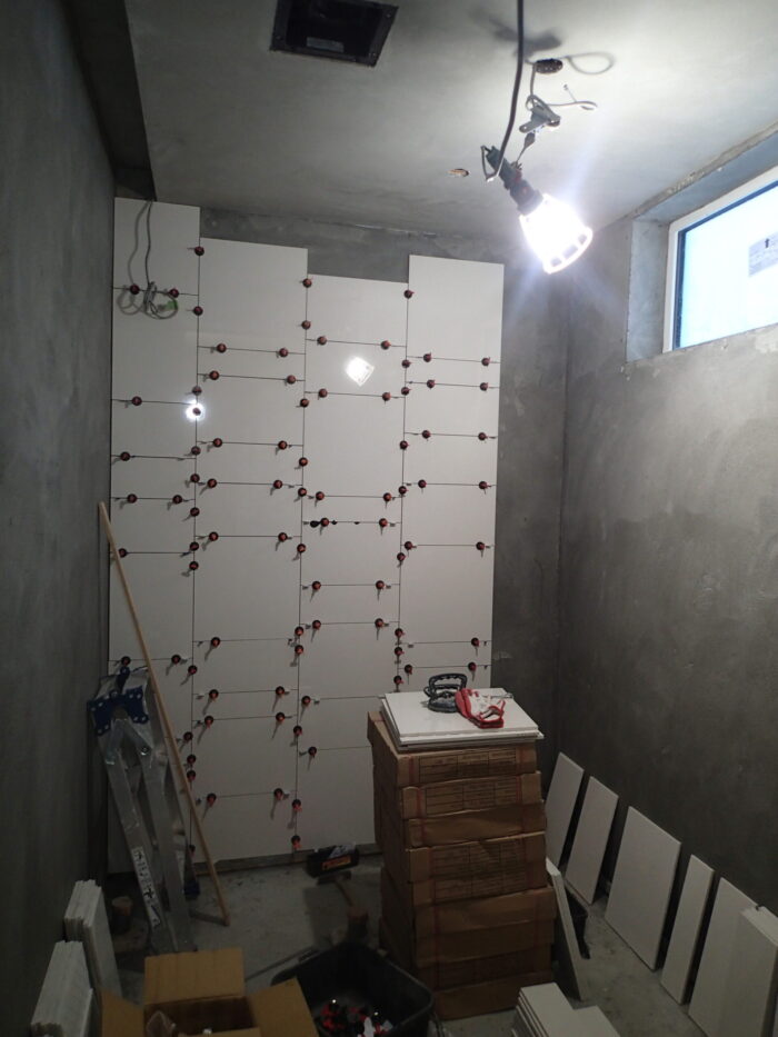 風呂タイル施工中