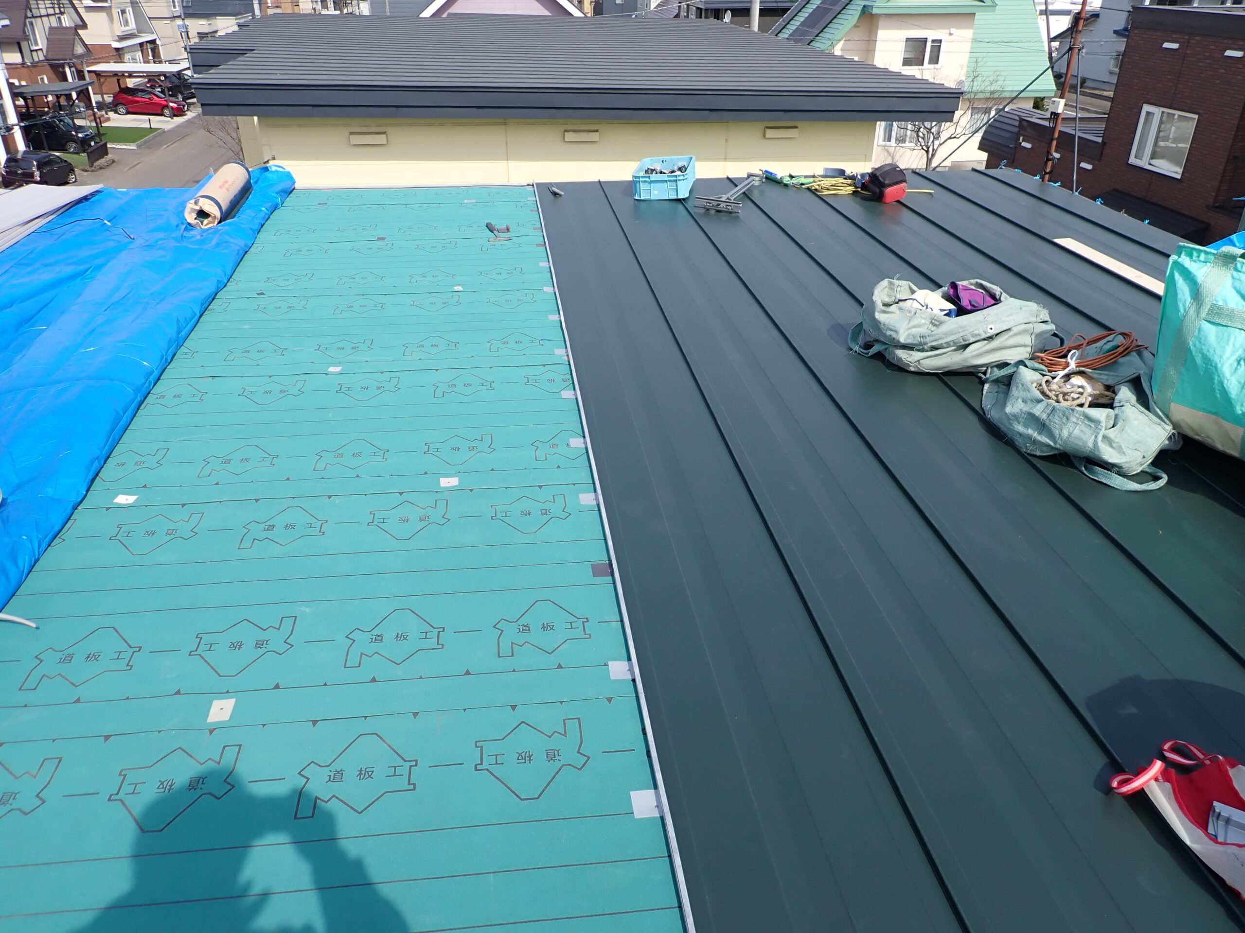 屋根葺き替え中