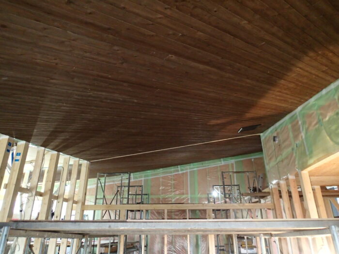 天井　杉板施工中