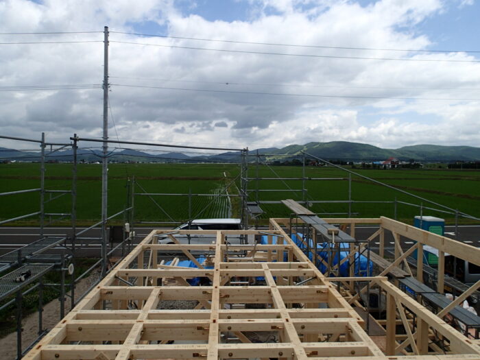 建て込み中