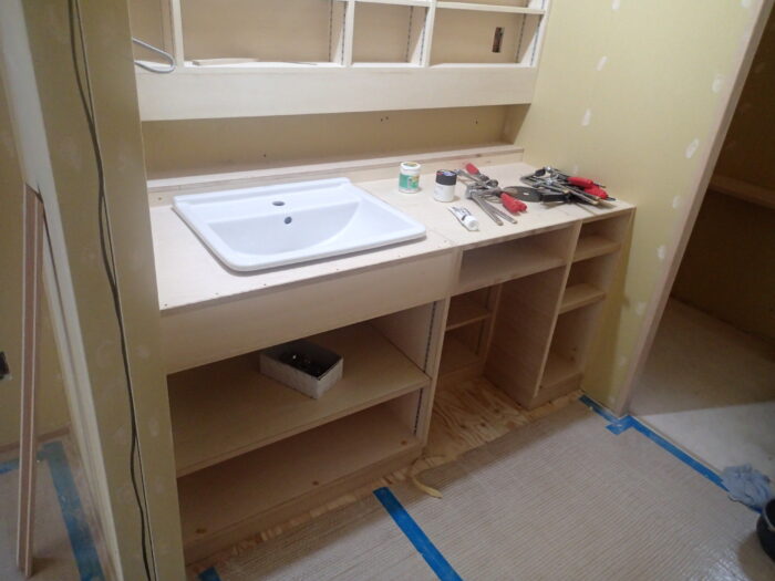 洗面化粧台　造作中