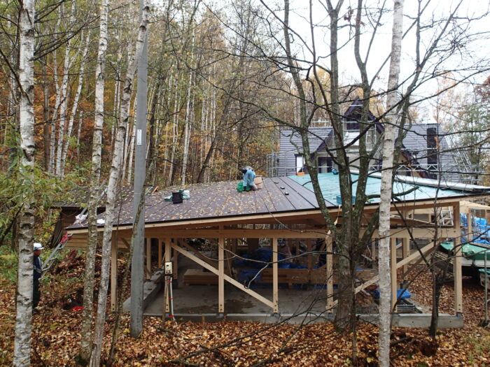 屋根板金施工中