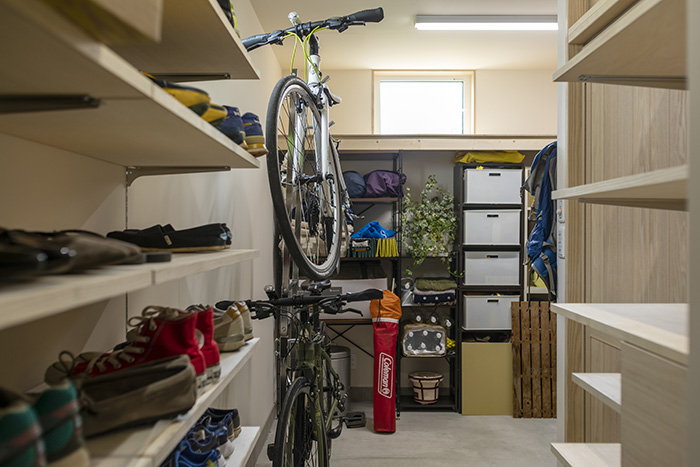 大容量の玄関クロークには、Mさんご一家のアウトドアアイテムが勢ぞろい